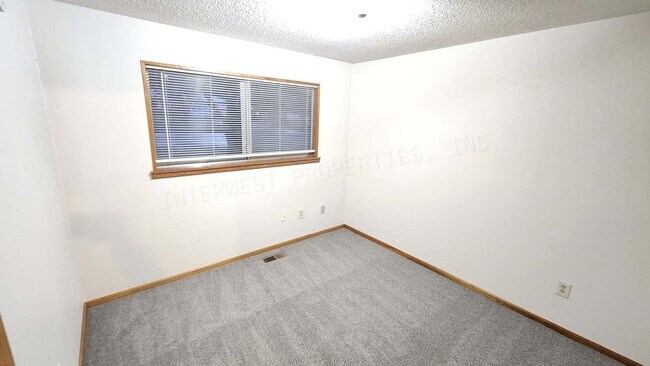 Building Photo - *1/2 OFF 1ST MONTH'S RENT* 3 Bed 2 Bath Beaverton Home with big backyard, storage shed, A/C and f...