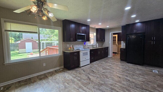 Building Photo - 650 E Raynor Dr
