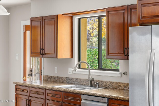 Building Photo - 6204 Pinehurst Dr