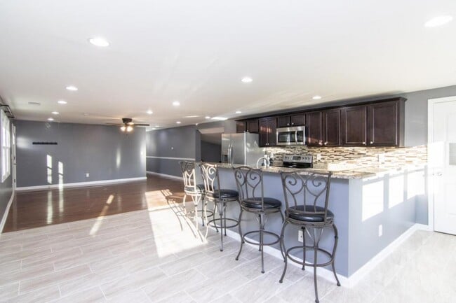 Building Photo - 3405 Pebble Dr