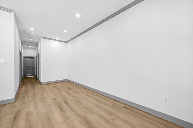 Building Photo - 6510 Bunche Dr