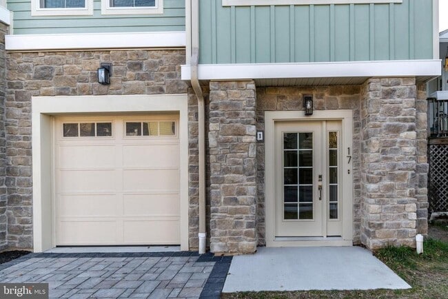 Building Photo - 17 Wilson St