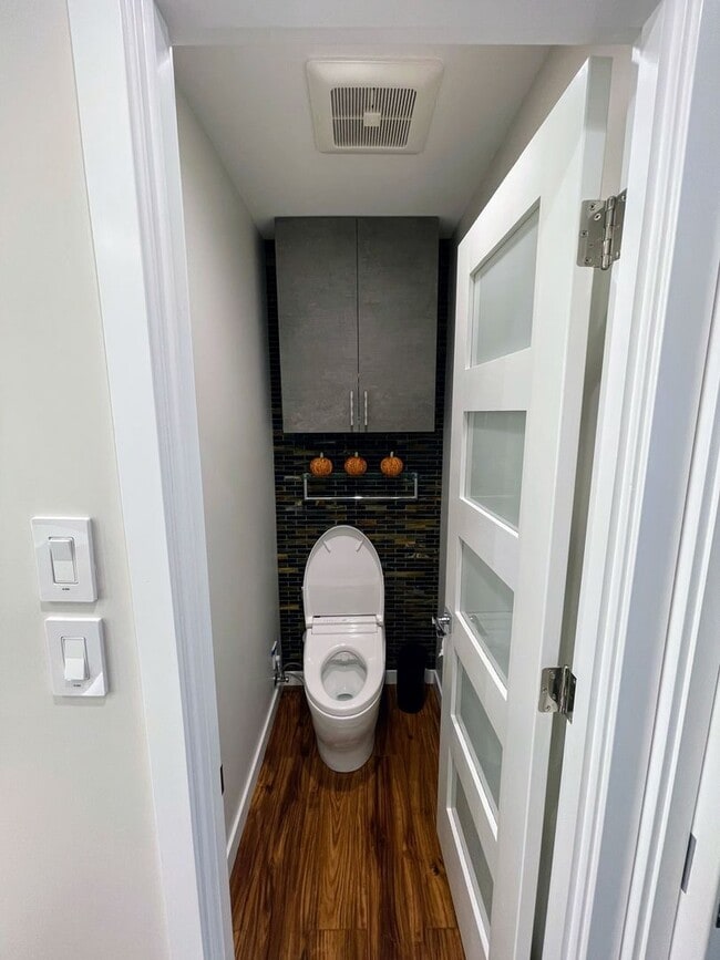 Building Photo - Newly Renovated 2BR/1BA in Nuuanu Avail Now!