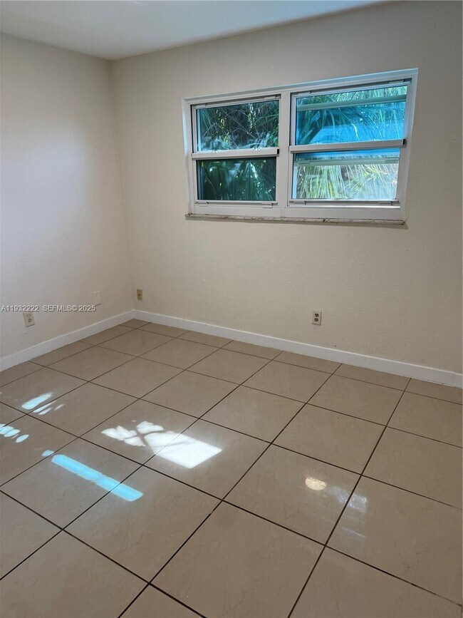 Building Photo - 4717 SW 33rd Ave