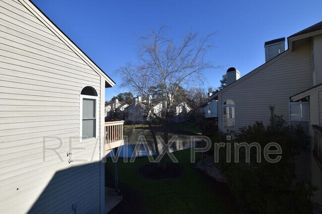 Building Photo - 525 E Lake Cir