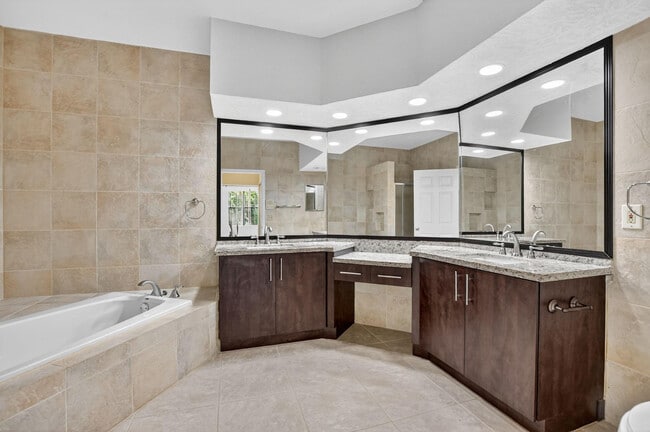 Building Photo - 5801 Coach House Cir