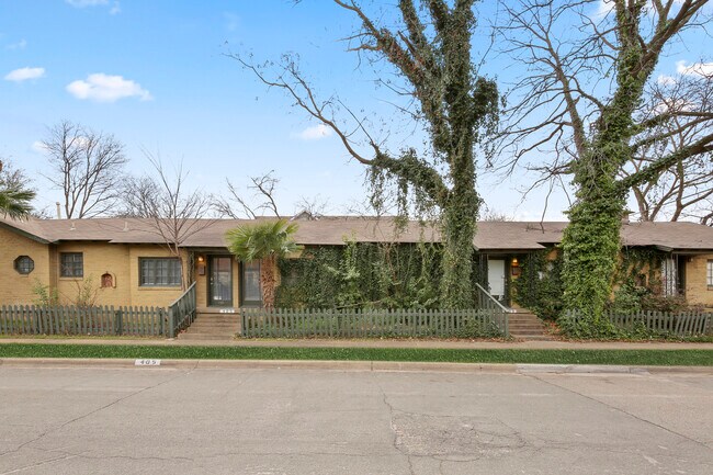 Building Photo - 405 N Praire