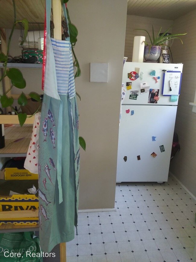 Building Photo - 3745 SE Belmont St