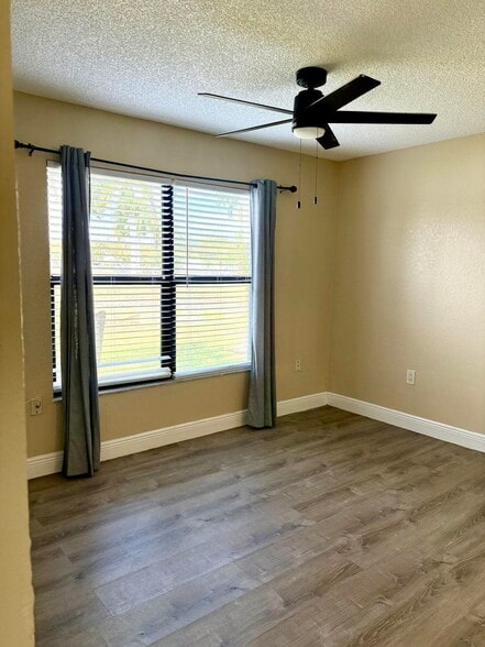 Building Photo - 1545 Lake Crystal Dr