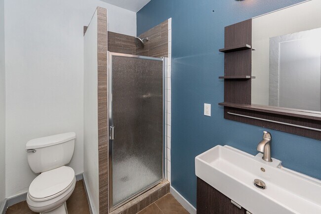 Building Photo - Beautiful 1b Apartment Located in Downtown...