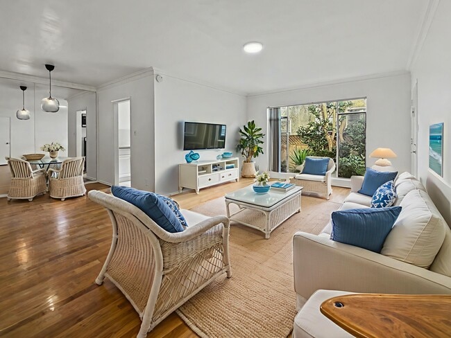 Building Photo - 328-330 S Doheny Dr