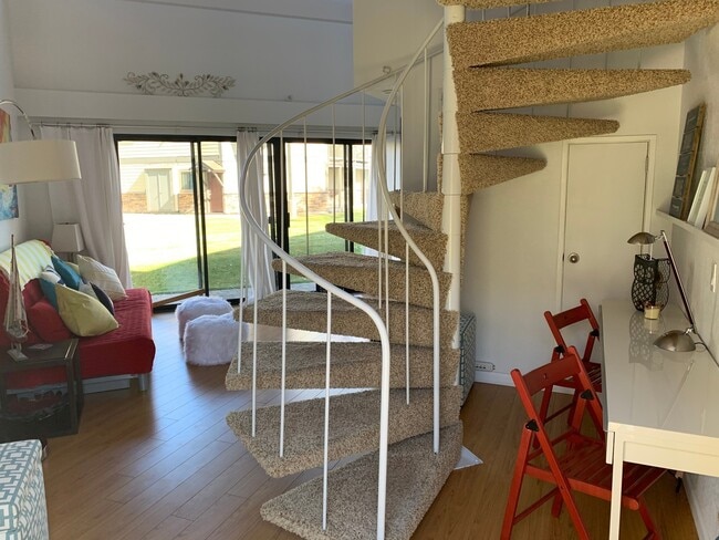 Building Photo - The cutest loft condo in Tahoe Keys - Oct ...