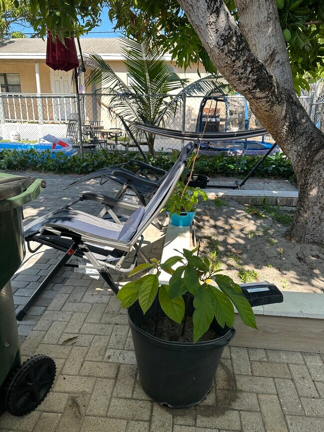 Nice relaxing outdoor patio for fresh air and recharge - 611 S Pine St