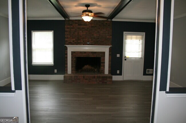 Building Photo - 2075 Pinewood Dr