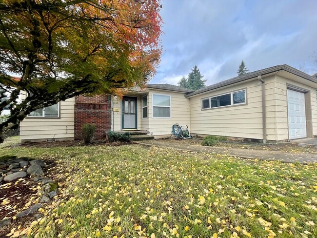 Building Photo - Charming 2 Bed 1 Ba House in Gladstone - Garage, Washer and Dryer, Landscaping Including!