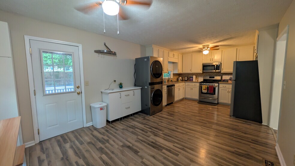 Building Photo - Room in Single Family Home on Karl Ct