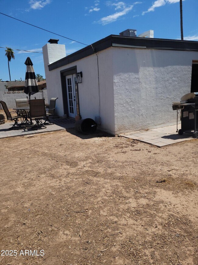 Building Photo - 1112 E Riviera Dr
