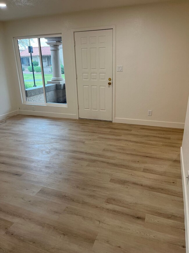 Building Photo - **STUNNING RENOVATED 2 BEDROOM/2 BATHROOM ...