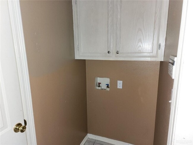 Building Photo - 18 Kerria Ave