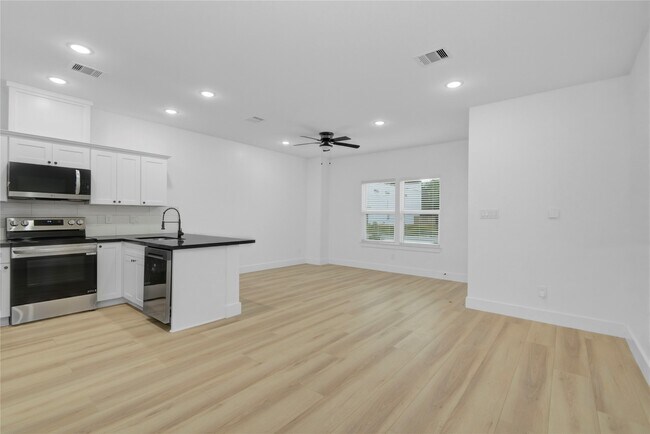 Building Photo - 8412 Sunnyhill St