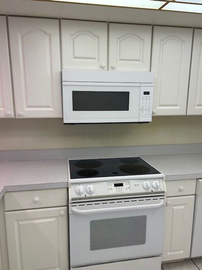 Building Photo - Well maintained 2/2 condo in 55+ community