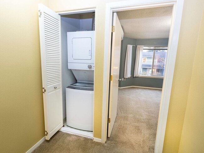 Building Photo - Bright & Spacious 2-Bedroom End Unit Townh...