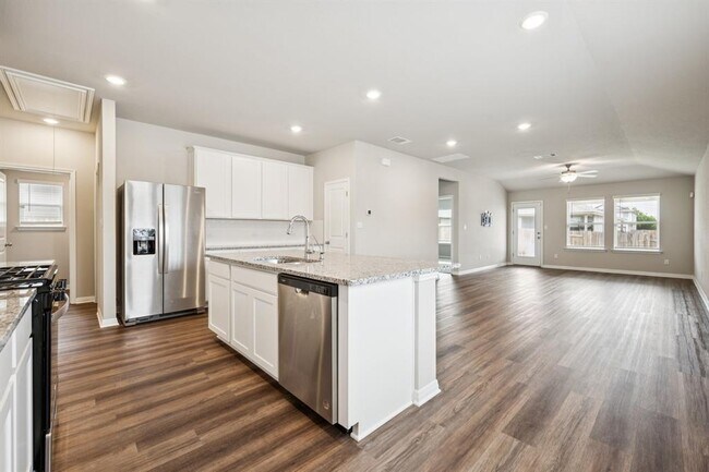 Building Photo - 100 Edge Holw Dr