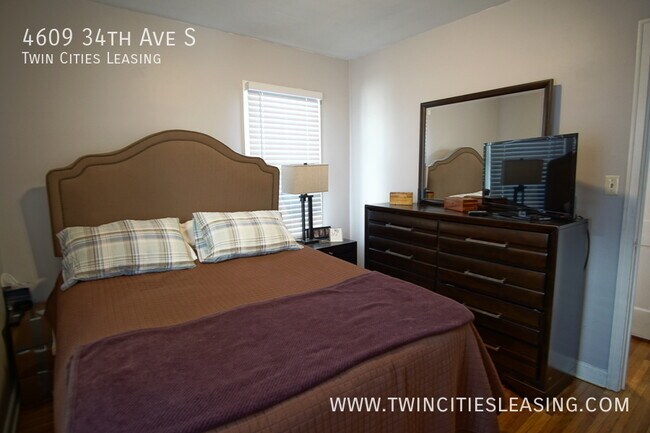 Building Photo - 4609 S 34th Ave