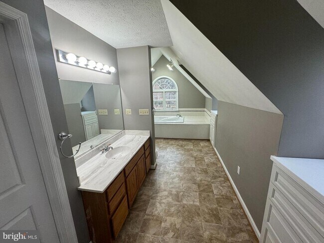 Building Photo - 346 Saddleback Ln