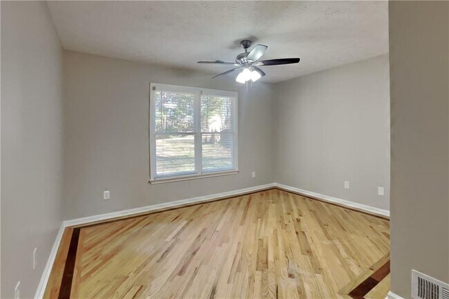 Building Photo - 3676 Victoria Dr