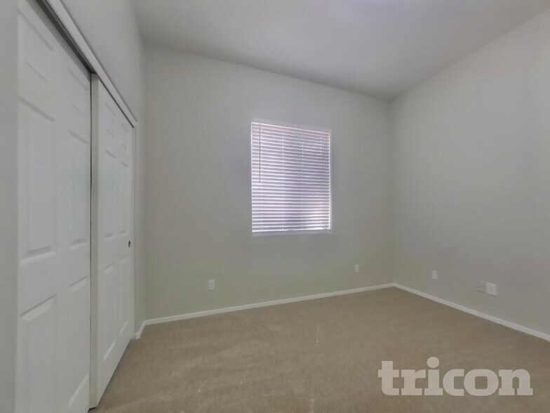 Building Photo - 7251 W Paradise Ln