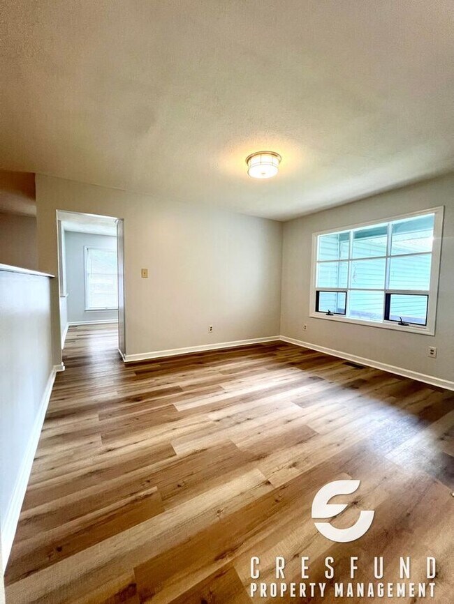 Building Photo - RECENTLY RENOVATED 3 BEDROOM - Ready for M...