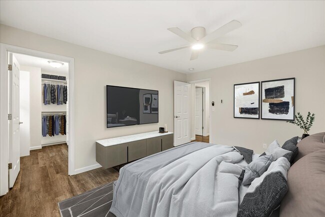 Building Photo - For Lease $2950/Month: Beautifully updated 2/Bdrm Townhome with large Bonus Room