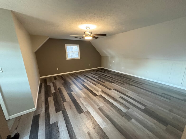 Building Photo - 404 Lake Front Dr