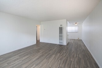 Building Photo - Large 2 Bed/1 Bath with Lots of Character - Great Location!