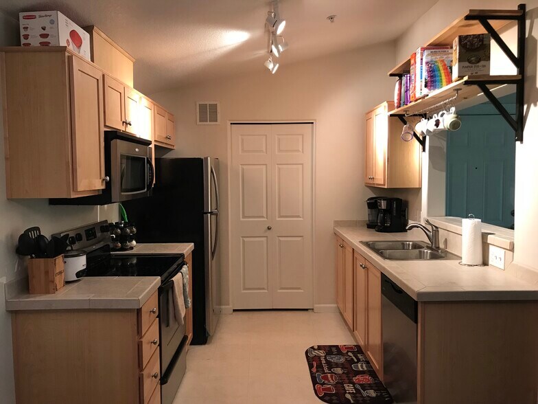 Spacious kitchen - 730 NW 185th Ave