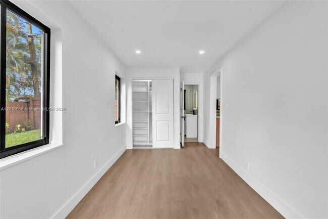 Building Photo - 1123 NE 1st Ave.