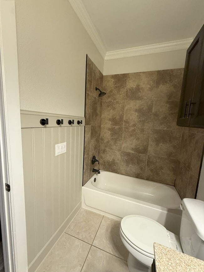 Building Photo - 3 Bedroom 2 Bathroom home. Available NOW!