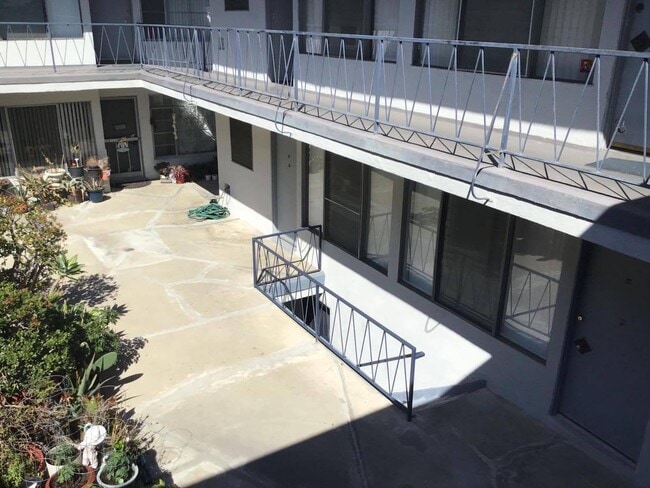 Building Photo - 501 S Oxford Ave