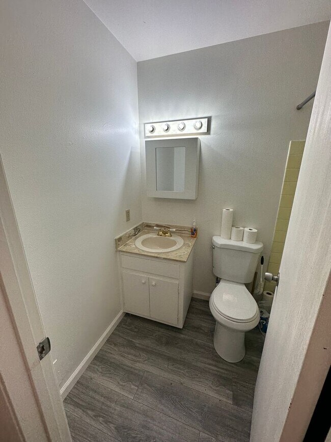 Building Photo - Cozy 2 Bedroom unit with community pool!