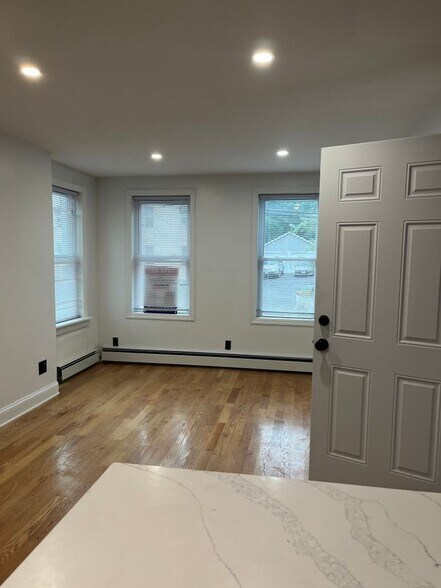 Building Photo - 39 Spruce St