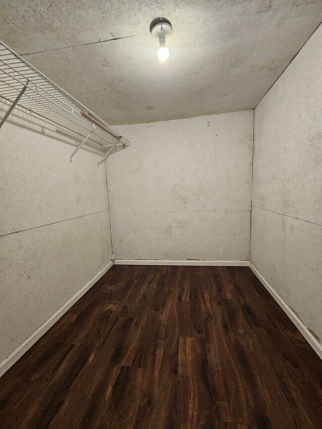 Building Photo - 2 bedroom | 1 Bathroom Home | Pets Welcome!