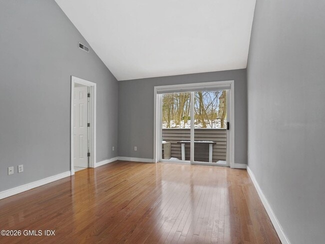 Building Photo - 453 E Putnam Ave