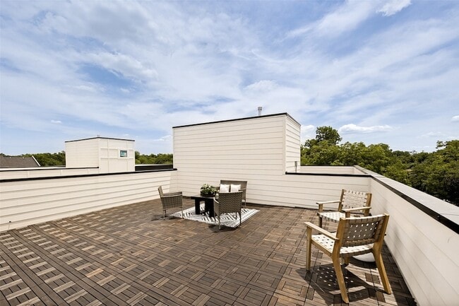 Building Photo - 5633 Live Oak St