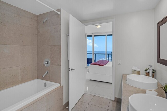 Building Photo - 485 Brickell Ave