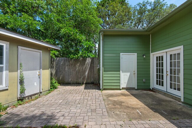 Building Photo - 62 4th Ave