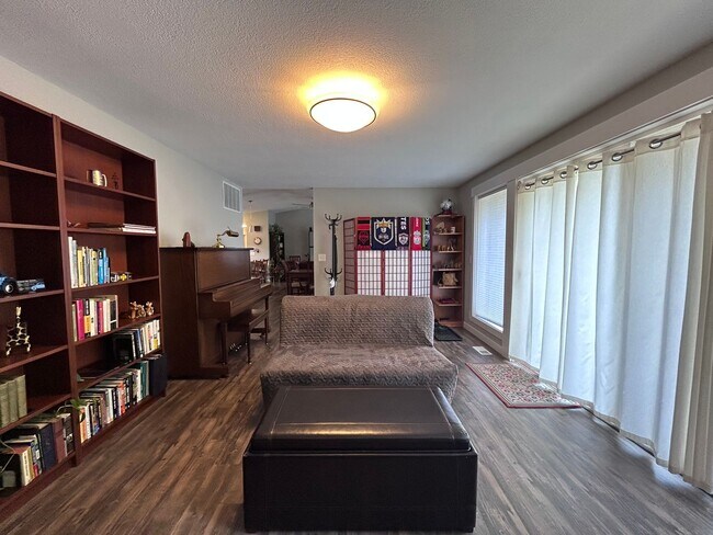 Building Photo - 3 Bedroom 2 Bath home in south Bellingham with a 2-car garage