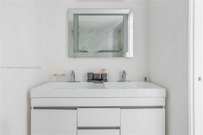 Building Photo - 18051 Biscayne Blvd