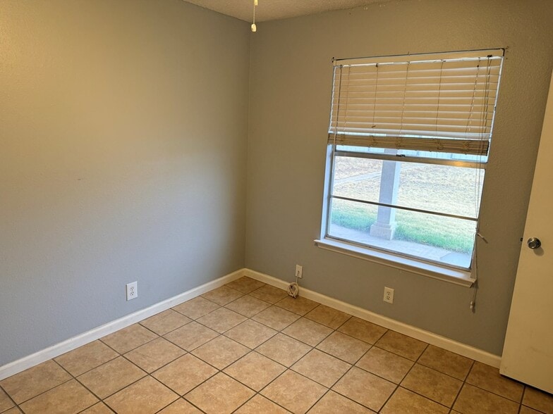 Building Photo - 2 Star Cir