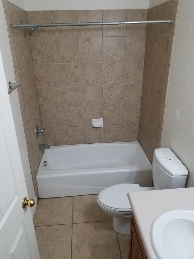 Building Photo - Westside 4 Bed, 2.75 Bath Townhouse w/Gara...